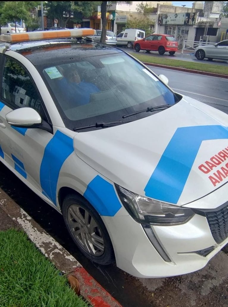 La foto del agente reposando en un móvil de Seguridad Ciudadana.