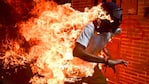 La foto del año: el manifestante, con una máscara de gas, corre con el cuerpo envuelto en llamas.