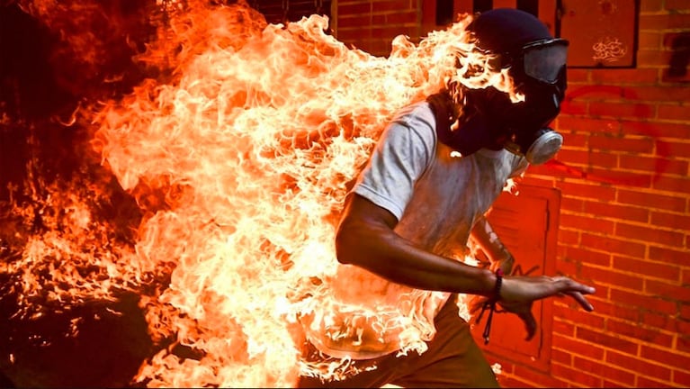 La foto del año: el manifestante, con una máscara de gas, corre con el cuerpo envuelto en llamas.