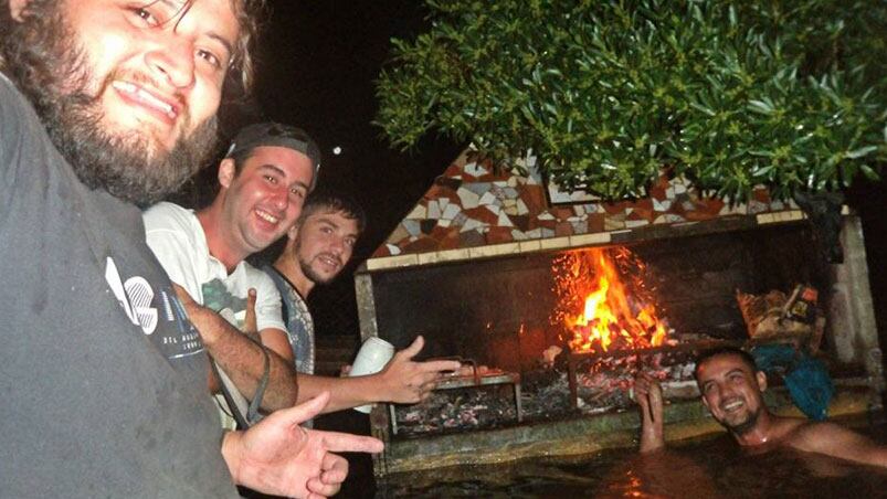 La foto del asador rodeado de agua en La Emilia.