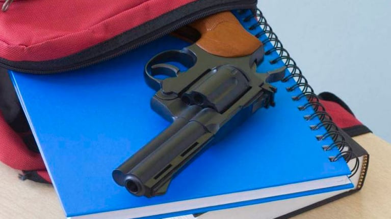 La foto del estudiante con el arma se viralizó en grupos de la escuela.
