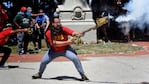 La foto del militante de izquierda con el arma casera que disparó contra la policía.