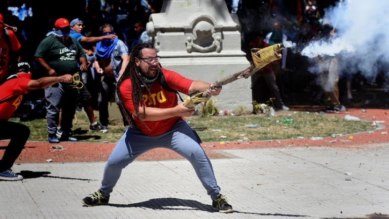 La foto del militante de izquierda con el arma casera que disparó contra la policía.
