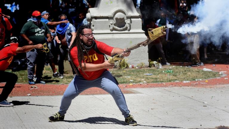 La foto del militante de izquierda con el arma casera que disparó contra la policía.
