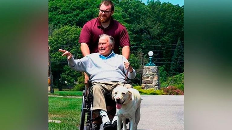 La foto del perro de Bush junto a su ataúd que conmueve al mundo