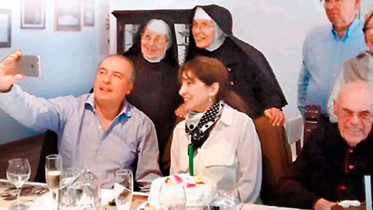La foto donde se ve a López sacándose una selfie con las monjas.