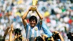 La foto inolvidable: Maradona levantando la Copa del Mundo en 1986.