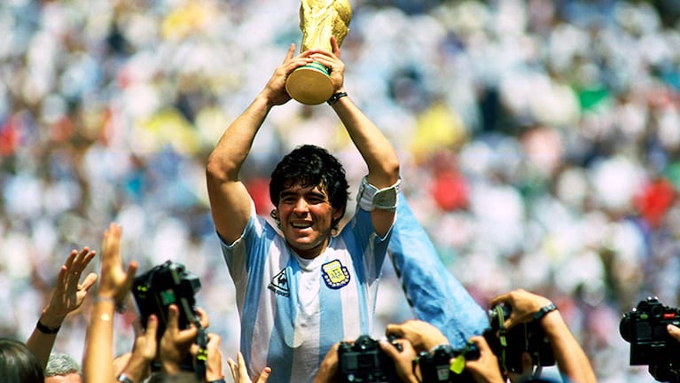 La foto inolvidable: Maradona levantando la Copa del Mundo en 1986.