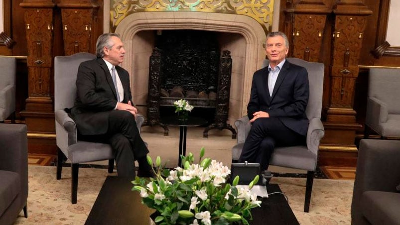 La foto más esperada: Fernández y Macri, juntos y con una sonrisa.