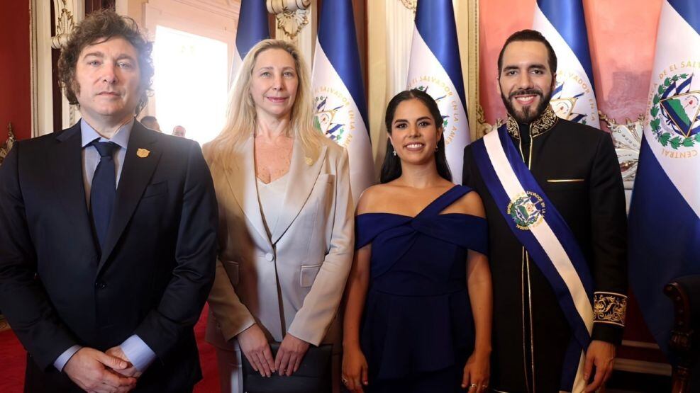 La foto oficial de Javier y Karina Milei con Bukele.