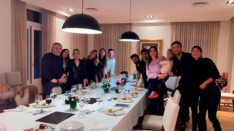 La foto que desató el escándalo por festejos ilegales en plena cuarentena durante 2020 en Argentina.