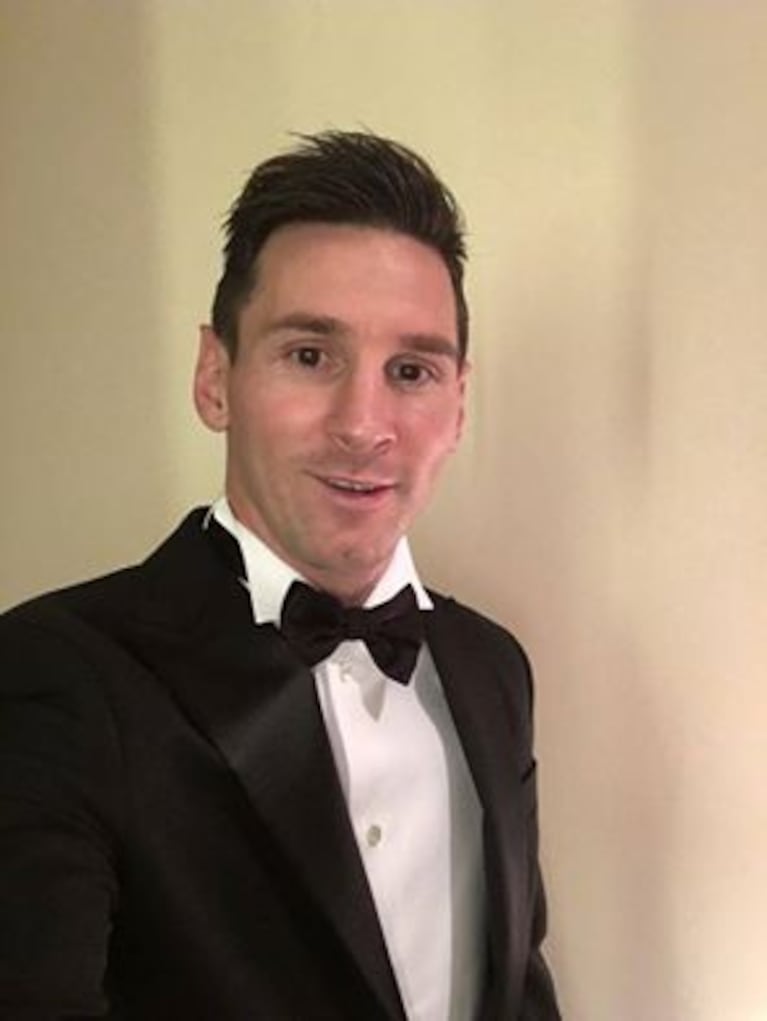 La foto que publicó Messi con su traje negro. 