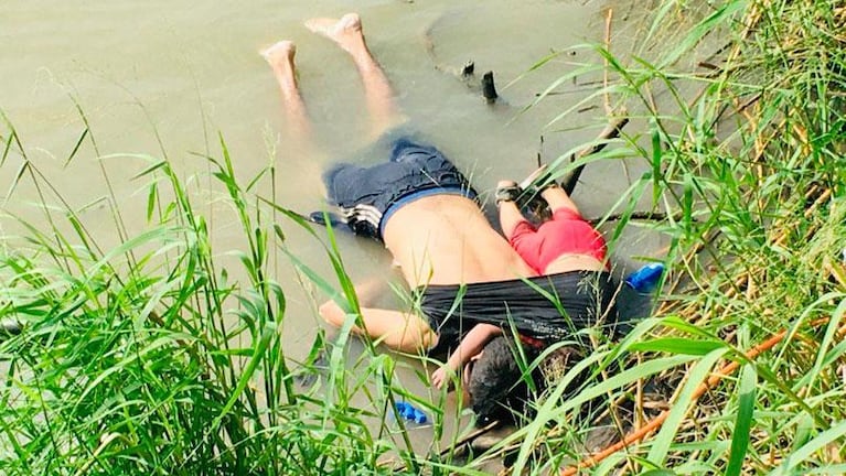 La foto que sacude al mundo: padre e hija murieron abrazados intentando migrar a EE.UU.