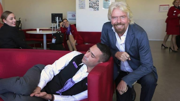 La foto que subió el magnate inglés junto a su empleado dormido.