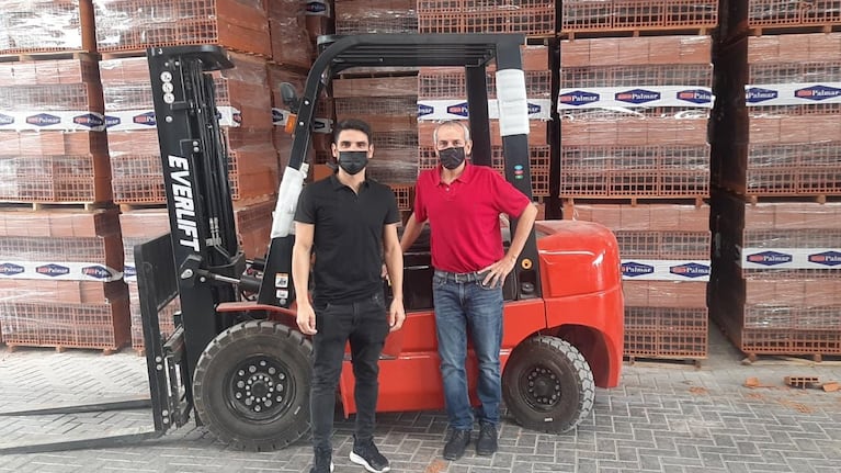La foto que utilizan los estafadores del dueño de la empresa y su hijo.
