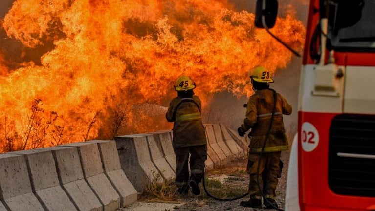 La foto viral de un "diablo de fuego" en los incendios en Cordoba