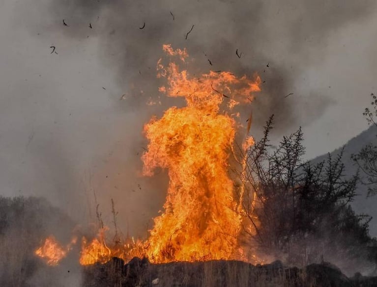La foto viral de un "diablo de fuego" en los incendios en Cordoba