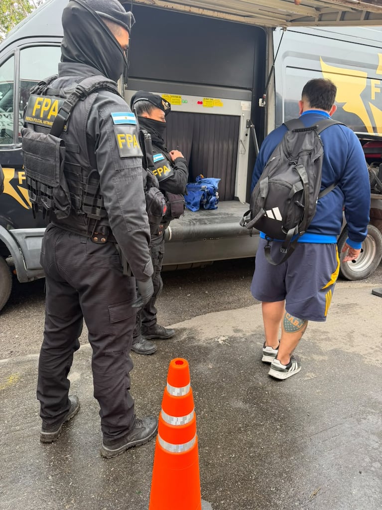 La FPA controló el colectivo con hinchas de Boca en la previa al duelo con Instituto.