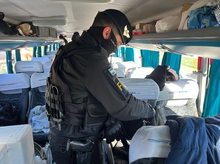 La FPA controló los colectivos de los hinchas de Boca y Vélez. (Foto: prensa FPA)