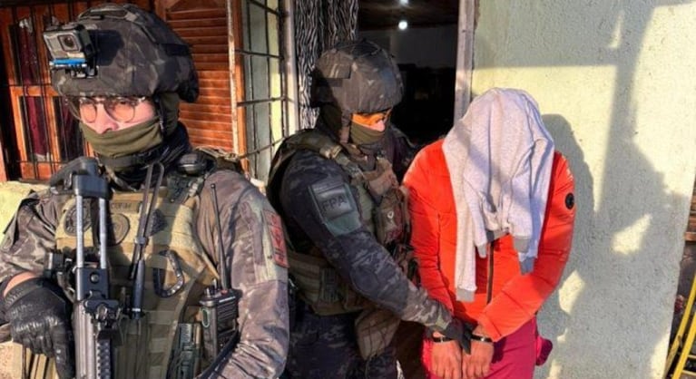 La FPA detuvo a dos hombres y a una mujer tras allanamientos en Río Cuarto.