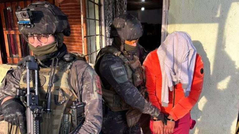 La FPA detuvo a dos hombres y a una mujer tras allanamientos en Río Cuarto.