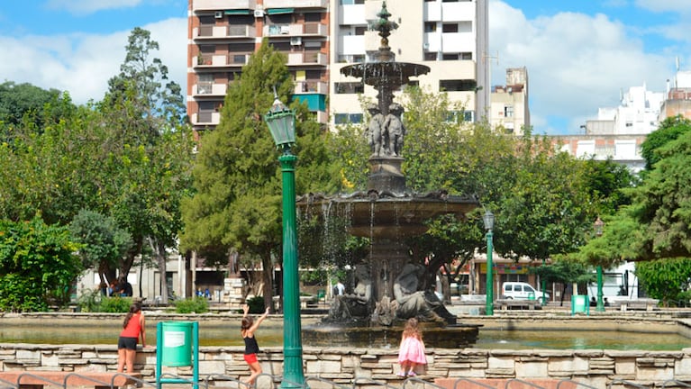 La fuente de la plaza Colón ayuda a refrescarse. 