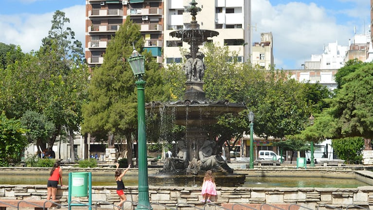 La fuente de la Plaza Colón ayudó a algunos a mitigar el calor. Foto: Lucio Casalla / ElDoce.tv
