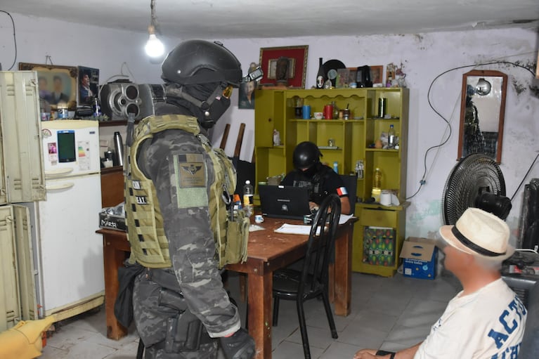 La Fuerza Policial Antinarcotráfico realizó múltiples allanamientos en Villa Alberdi y detuvo a cinco integrantes de una banda narcofamiliar.