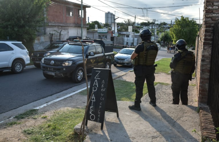 La Fuerza Policial Antinarcotráfico realizó múltiples allanamientos en Villa Alberdi y detuvo a cinco integrantes de una banda narcofamiliar.