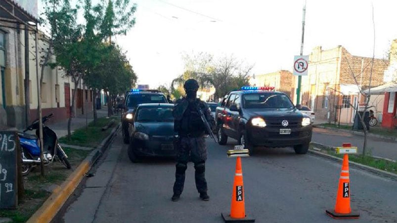 La Fuerza Policial Antinarcotráfico secuestró cocaína, un arma y dinero. Foto: Fuerza Policial Antinarcotráfico