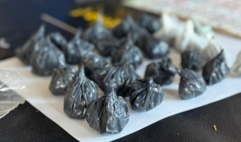 La Fuerza Policial Antinarcotráfico secuestró marihuana, cocaína, dinero y armas en los allanamientos.