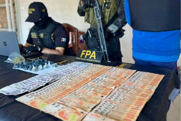 La Fuerza Policial Antinarcotráfico secuestró marihuana, cocaína, dinero y armas en los allanamientos.