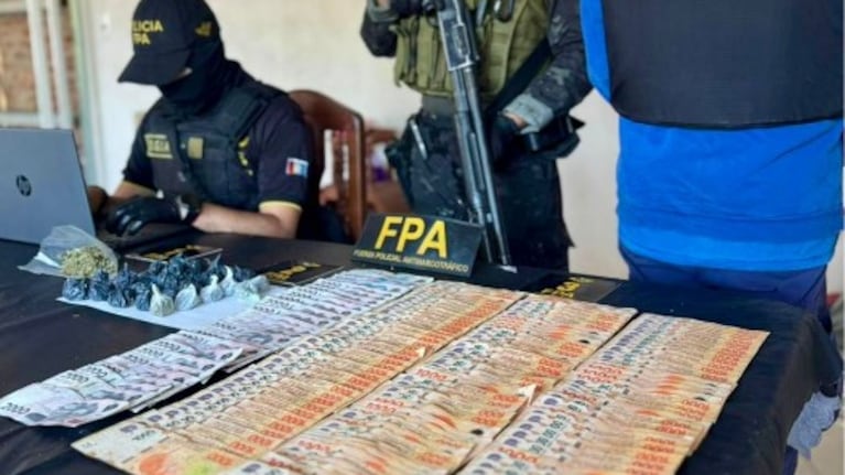 La Fuerza Policial Antinarcotráfico secuestró marihuana, cocaína, dinero y armas en los allanamientos.