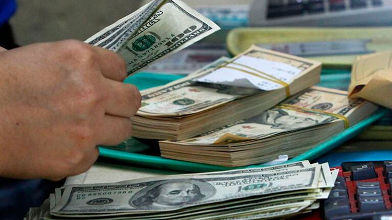 La fuga de capitales no se detiene y la intervención del Banco Central no alcanza para frenarlo.