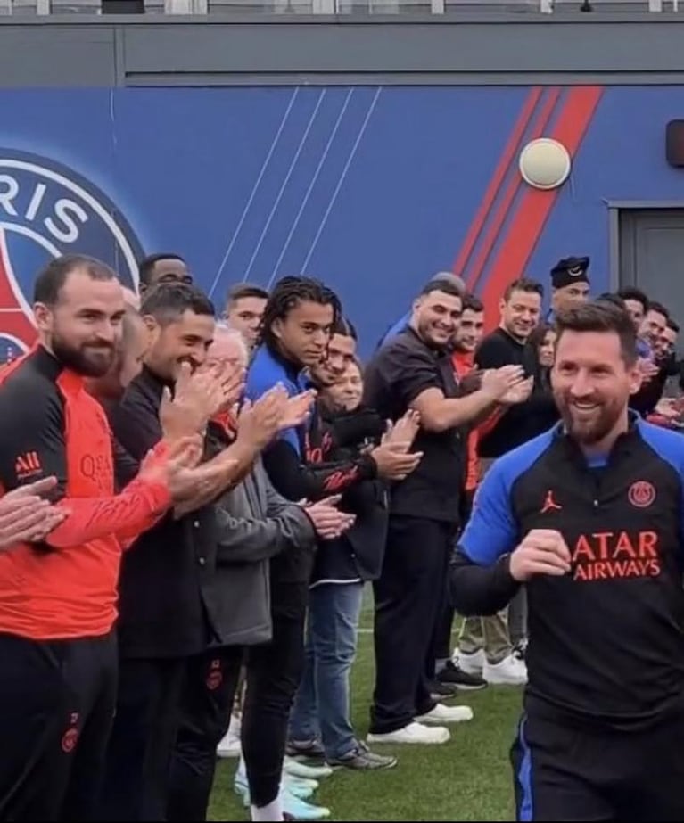 La fulminante cara del hermano de Mbappé en el pasillo del PSG a Messi