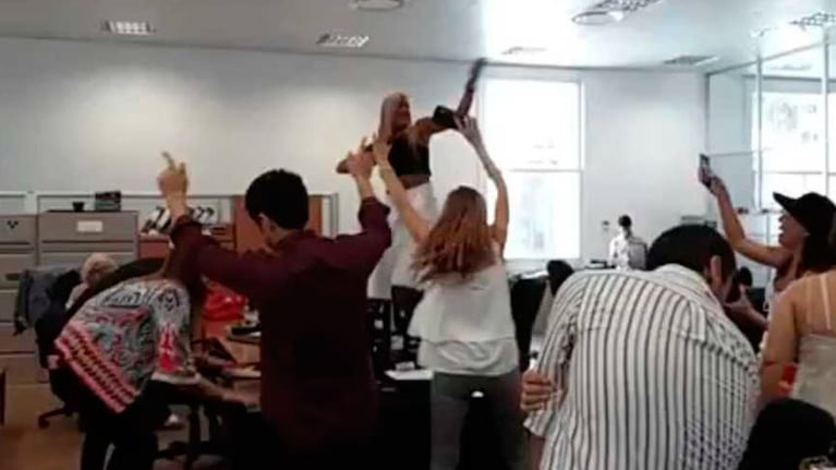 La funcionaria bailando arriba de una mesa.