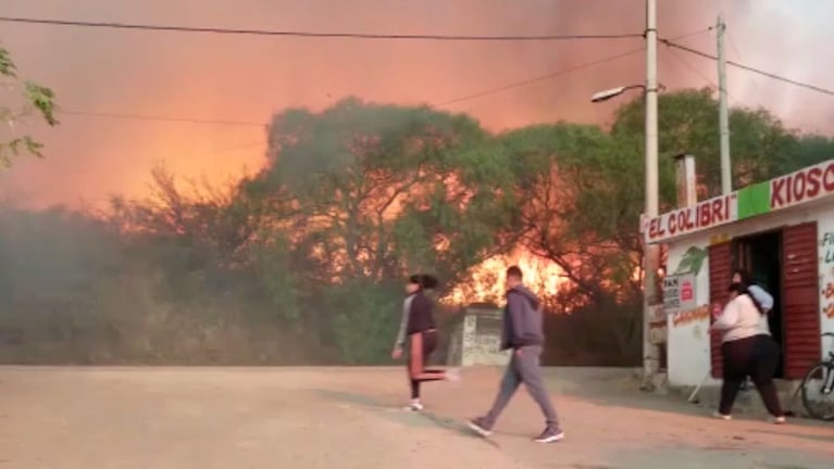La furia del fuego en La Calera.