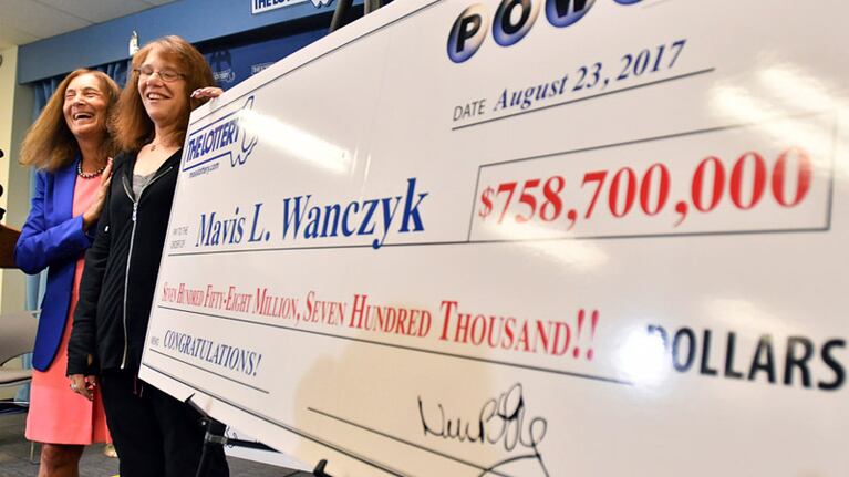 La ganadora recibió un cheque gigante hasta que le den el dinero.