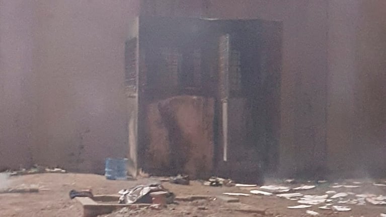 La garita incendiada tras la explosión.