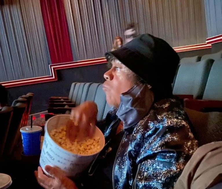 La genial foto de La Mona en el cine con piluso y pururú