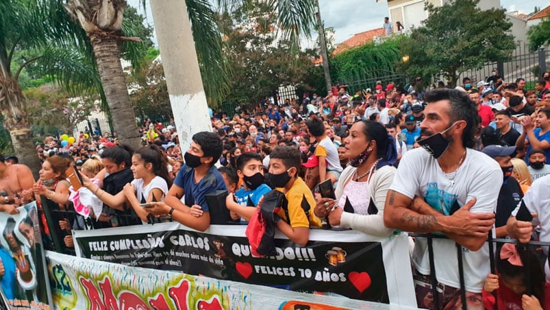 La gente bailó, cantó y alentó como si estuviese en el baile.