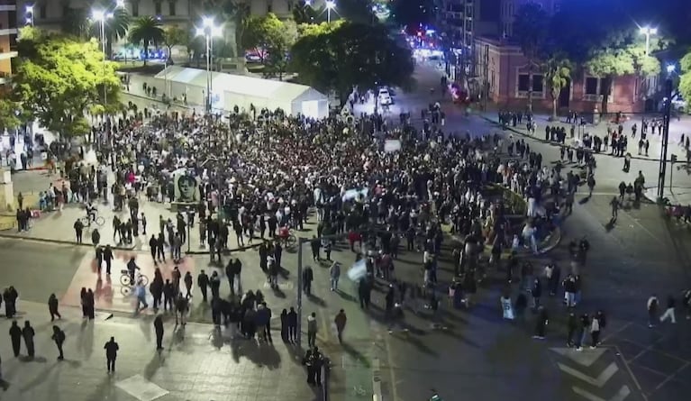 La gente cuando comenzó a reunirse en el Patio Olmos para los festejos.