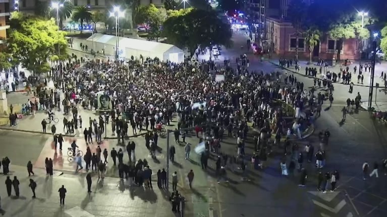 La gente cuando comenzó a reunirse en el Patio Olmos para los festejos.