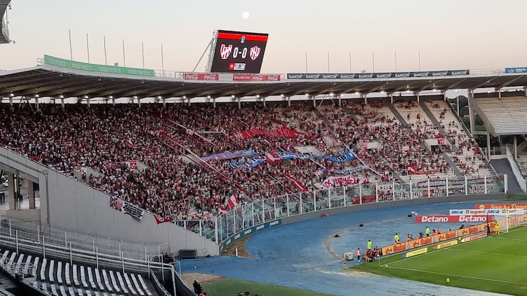 La gente de Instituto en el Kempes.