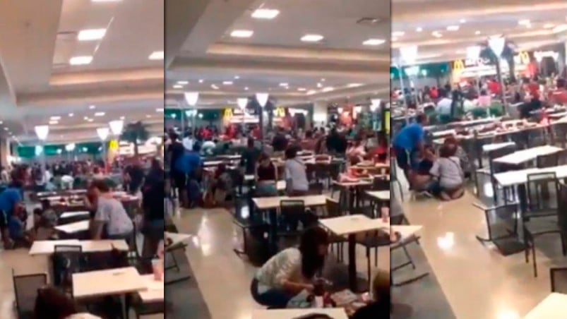 La gente del patio de comidas se refugió debajo de las mesas en el shopping de Villa Lujano.