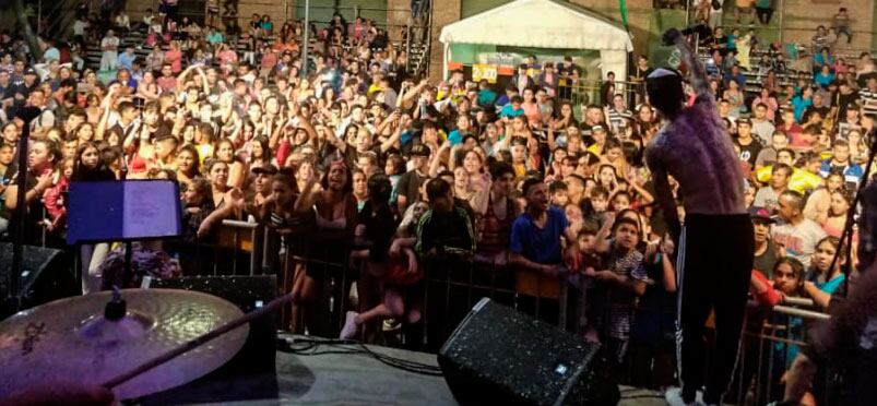 La gente disfrutó de una fiesta para toda la familia, a puro caraval y cuarteto. Foto: Facebook Oficial Monada