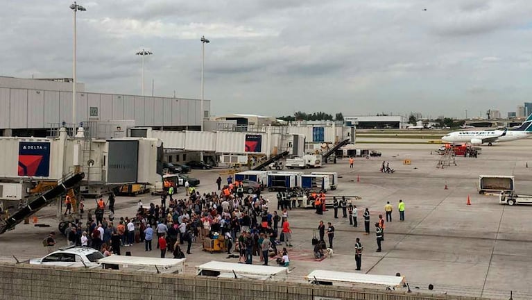 La gente fue evacuada y ocupó la pista del aeropuerto.