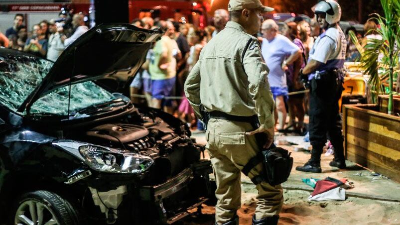 La gente intentó linchar al conductor que provocó la tragedia en la playa de Copacana.