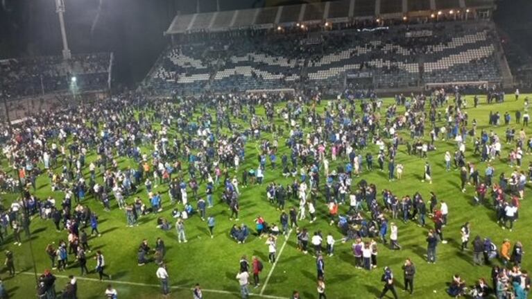 La gente invadió la cancha para escapar al gas lacrimógeno.