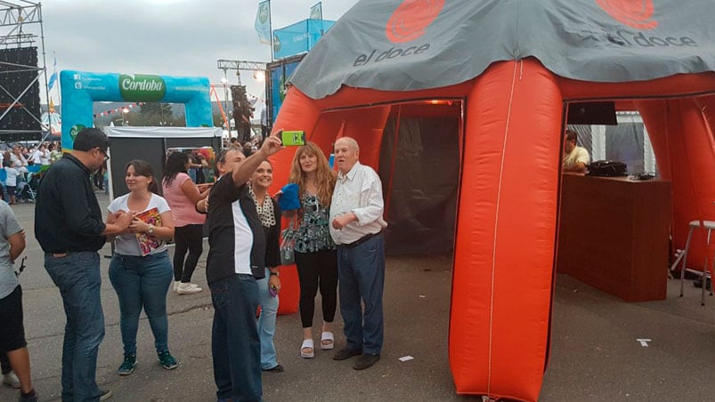 La gente pasó por el stand de El Doce en Carlos Paz.